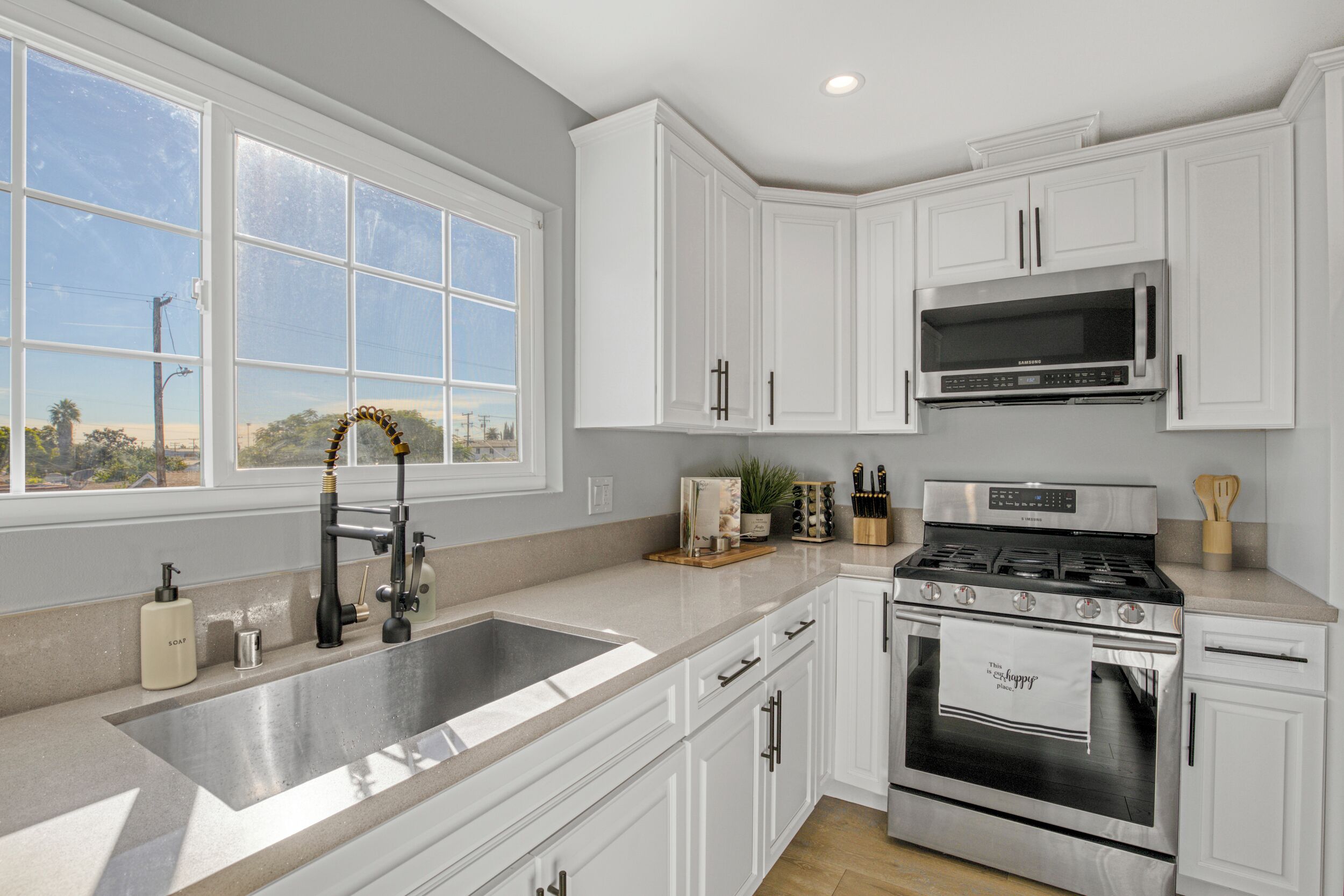 ثلاجة، ميكروويف، فرن، موقد طهي مسطح