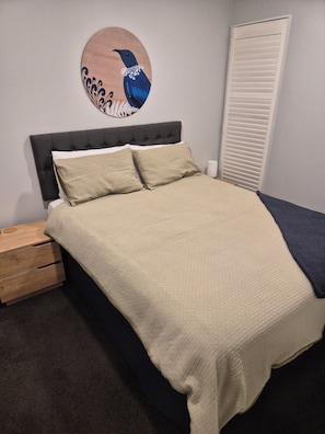 Tabla de planchar con plancha, wifi y ropa de cama