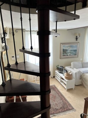 Interior - Elegant Loft in 1500s Art Nouveau Villa with views of St. Peter's dome (Roma)