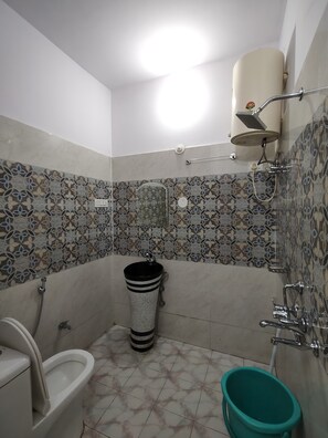 Chambre Triple | Salle de bain | Douche, chaussons, serviettes fournies, savon
