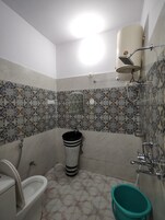 Habitación triple | Baño | Ducha, zapatillas, toallas y jabón