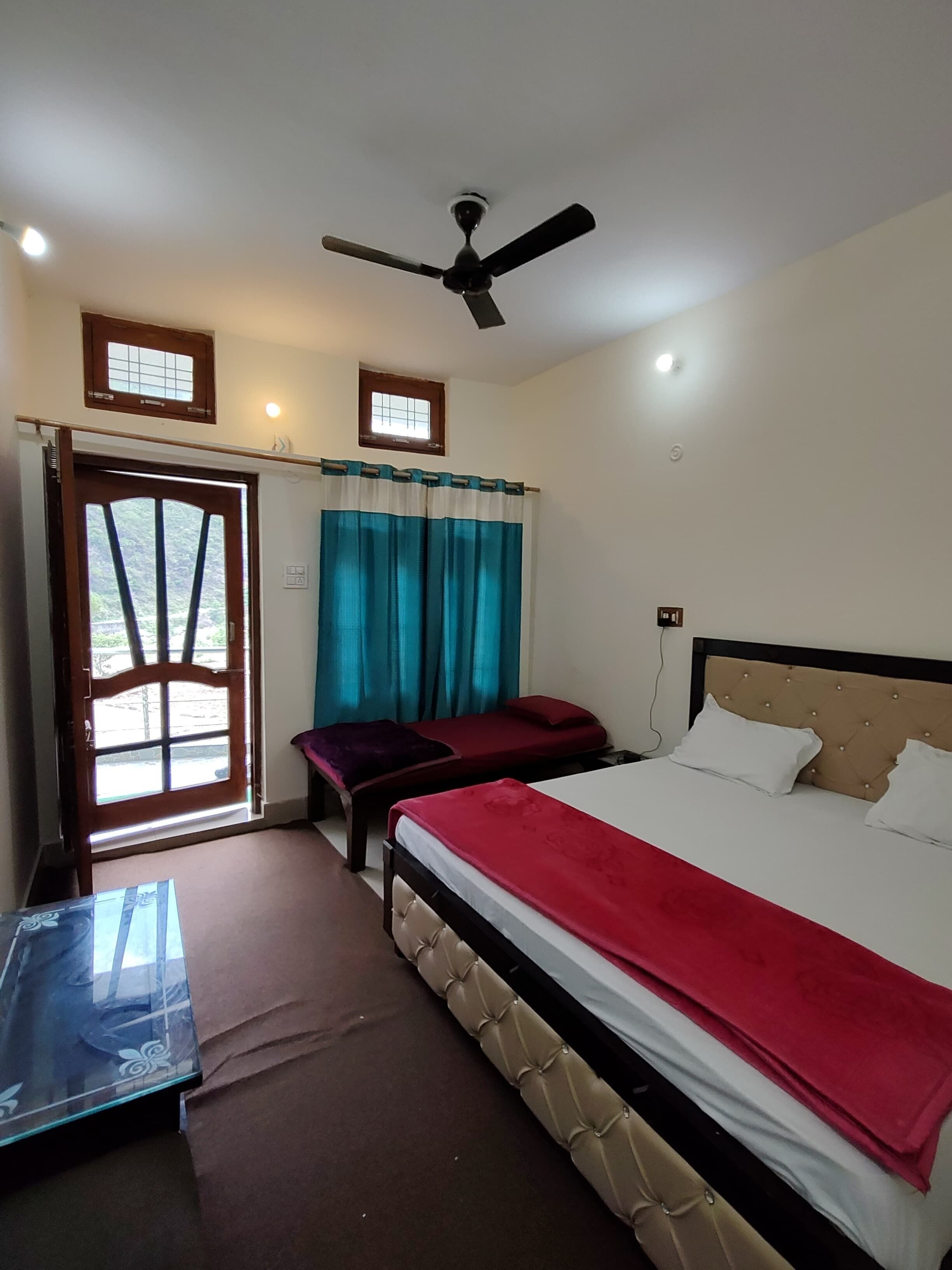 Habitación doble | Camas supletorias, wifi gratis, ropa de cama