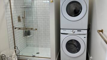 Dusche, Haartrockner, Handtücher, Seife