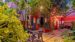 Outdoor dining - San Jerónimo Casa Oaxaca (Oaxaca)