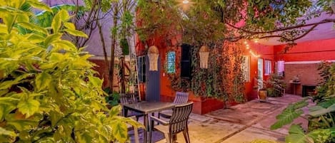House, 4 Bedrooms, Balcony, Garden View | Outdoor dining
