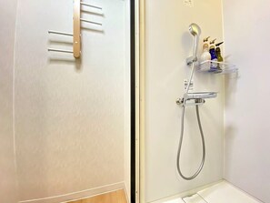 Regadera, secadora de cabello, bidet, toallas 
