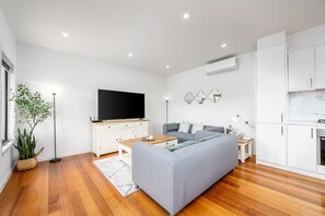 TV - Stylish City-Edge Home with Balcony & Parking (Maidstone)