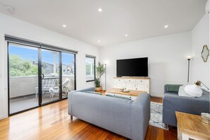 TV - Stylish City-Edge Home with Balcony & Parking (Maidstone)