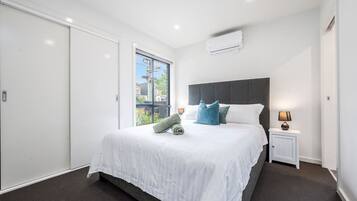 3 bedrooms, desk, iron/ironing board, WiFi