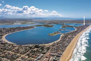 Beach nearby, sun loungers, beach towels - Steps to Ocean & Bay, Mission Beach Escape (San Diego)
