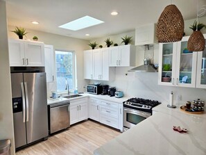 Jääkaappi, mikroaaltouuni, uuni, liesi