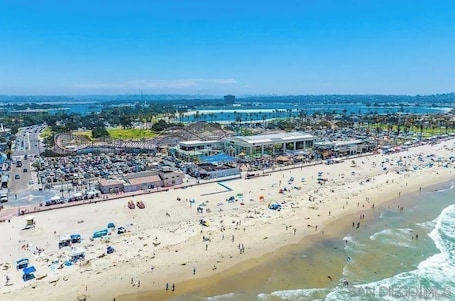 Beach nearby, sun loungers, beach towels. Steps to Ocean & Bay | Mission Beach Escape