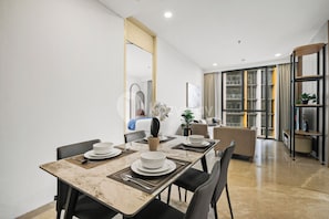Appartamento, 2 camere da letto, vista città | Sala da pranzo