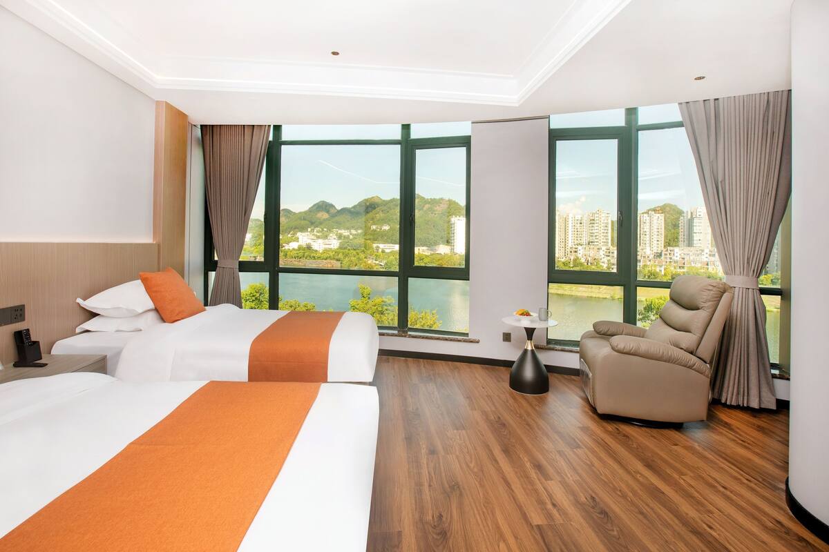 Habitación Business con 1 cama doble o 2 individuales, vistas al canal | Ropa de cama de alta calidad y edredones de plumas