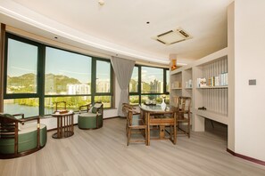 ห้องเพรสซิเดนเชียล, วิวคลอง | เครื่องนอนระดับพรีเมียม, ผ้านวมขนเป็ด, ห้องพักตกแต่งอย่างมีเอกลักษณ์