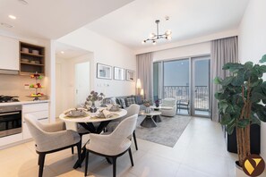 Appartement Luxe, balcon, vue canal | Restauration dans la chambre