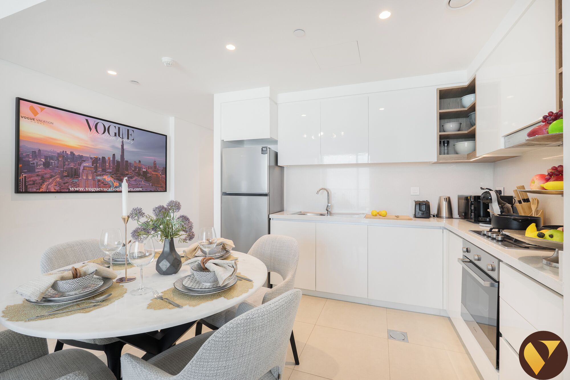 Apartamento superluxo, sacada, vista para a cidade | Cozinha privada | Geladeira grande, micro-ondas, fogão, cooktop