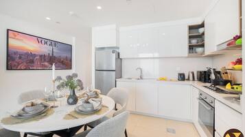Apartamento superluxo, sacada, vista para a cidade | Cozinha privada | Geladeira grande, micro-ondas, fogão, cooktop