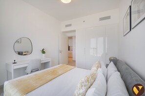 Apartamento superluxo, sacada, vista para o canal | Ferros/tábuas de passar roupa, berços (sobretaxa), Wi-Fi de cortesia