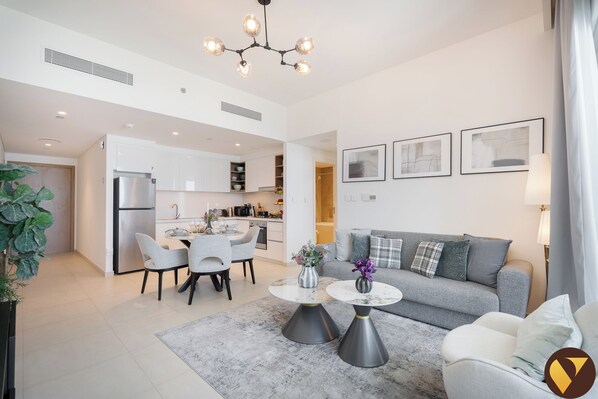 Apartamento superluxo, sacada, vista para o canal | Área de estar | Smart TV 65 polegadas com canais via satélite