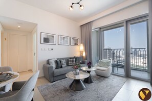 Apartamento superluxo, sacada, vista para o canal | Área de estar | Smart TV 65 polegadas com canais via satélite