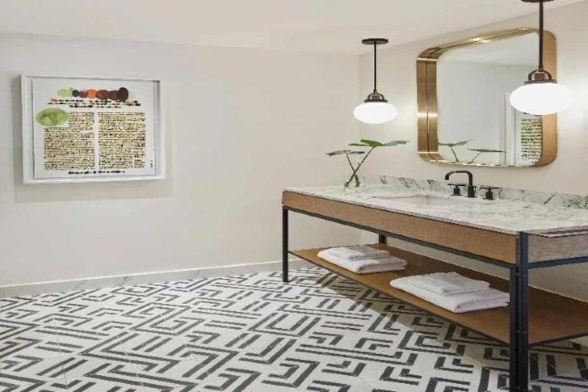 Cribs/infant beds