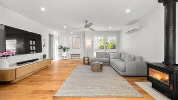 Smart-tv, een open haard, boeken en een stereo