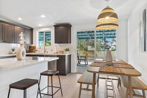 Dining - 3-bedroom family and pet friendly just 12 minutes from Joshua Tree National Park (Joshua Tree)
