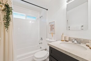 Hair dryer, towels, soap, shampoo - 3-bedroom family and pet friendly just 12 minutes from Joshua Tree National Park (Joshua Tree)
