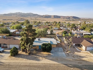 Aerial view - 3-bedroom family and pet friendly just 12 minutes from Joshua Tree National Park (Joshua Tree)