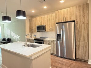 Microondas, horno, parrilla de estufa y lavavajillas 