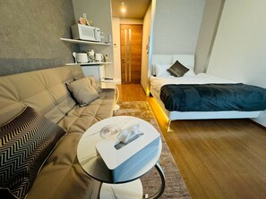 Tabla de planchar con plancha, wifi y ropa de cama 