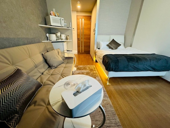 Tabla de planchar con plancha, wifi, ropa de cama