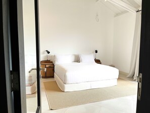 Huvila, patio, näköala uima-altaalle | Tallelokero huoneessa, vuodevaatteet, pääsy pyörätuolilla