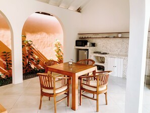 Huvila, patio, näköala uima-altaalle | Yksityinen keittiö | Jääkaappi, kahvin-/teenkeitin, vedenkeitin