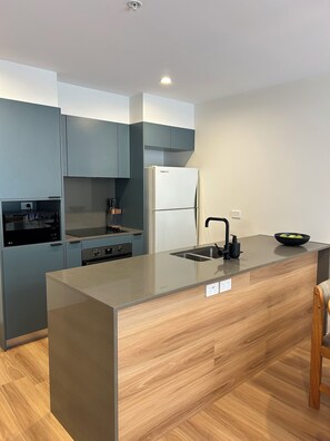 Microondas, horno, placa de cocina y lavavajillas