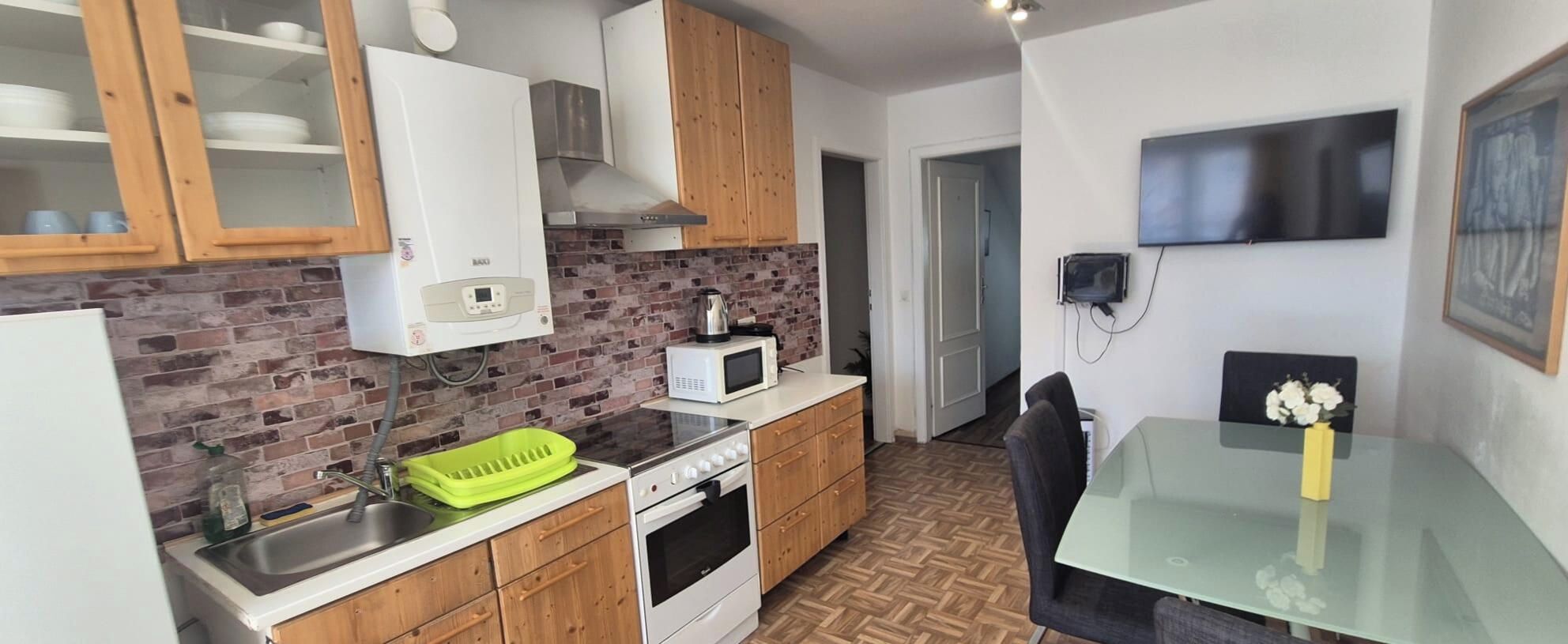 Basic-Apartment | Eigene Küche | Kühlschrank, Mikrowelle, Ofen, Herdplatte