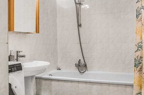 Apartment | Bathroom | Combined shower/tub, free toiletries, hair dryer, towels