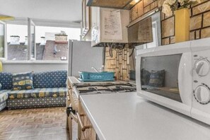 Basic Apartment | Private kitchen | Fridge, microwave, oven, stovetop - 2BR Apt Next to Vienna Vibrant Center (Vienna)