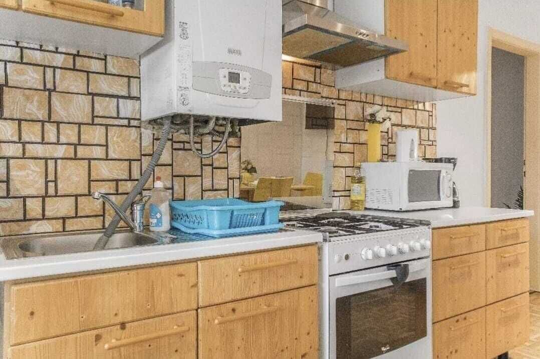 Basic Apartment | Private kitchen | Fridge, microwave, oven, stovetop