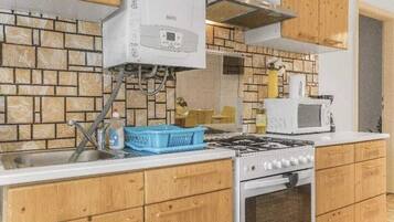 Departamento | Cocina privada | Refrigerador, microondas, horno y parrilla de estufa