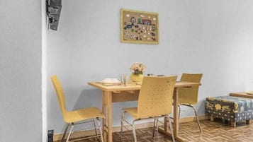 公寓 | 私人廚房 | 電冰箱、微波爐、烤箱、爐台