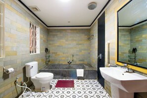 Shower, hair dryer, towels, toilet paper - Peaceful 4-Bedroom Villa with Private Pool (Siem Reap)