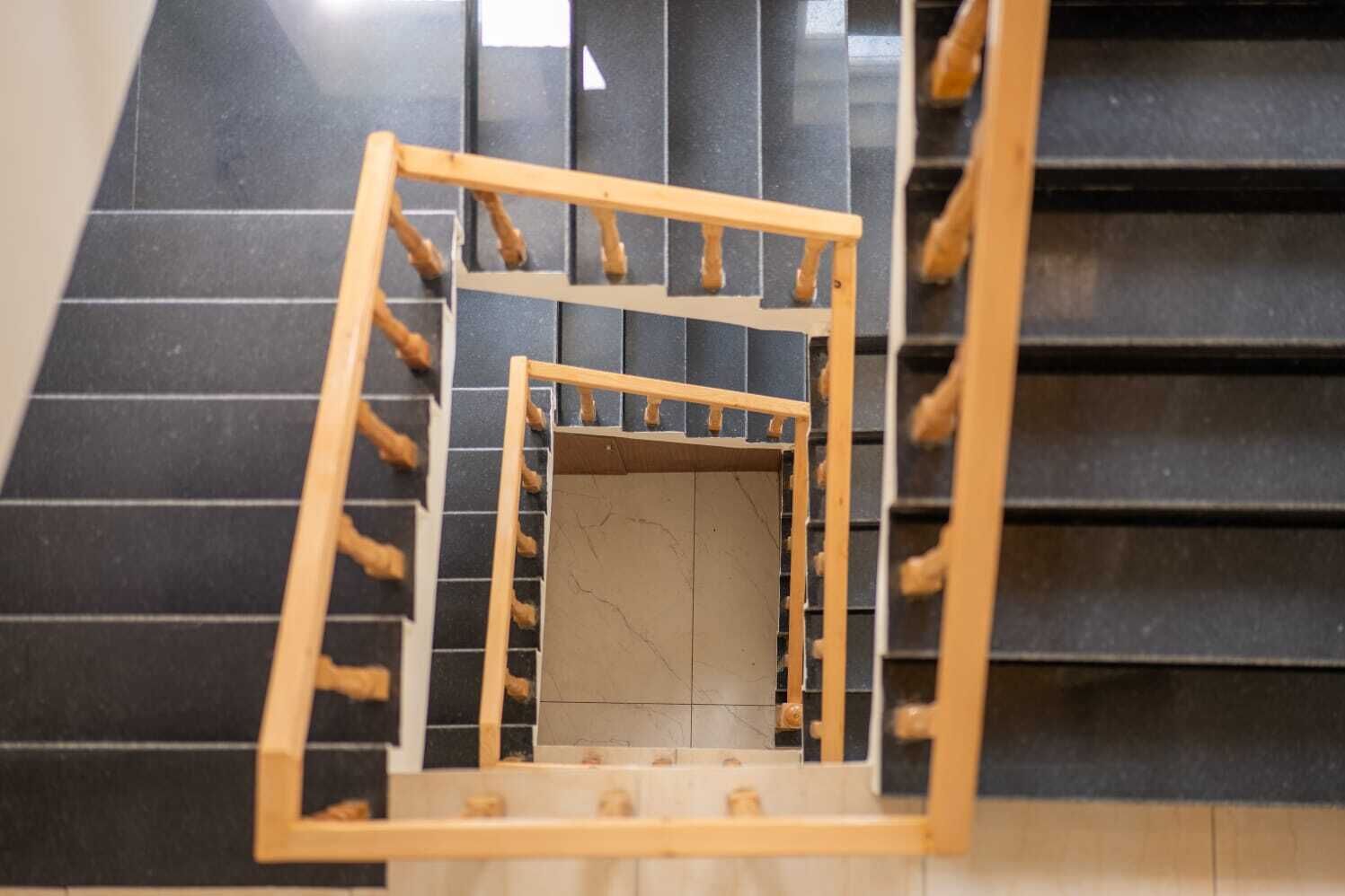 Barandal de madera y pared con azulejos.