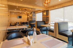 Restaurant - Hotel Patalsu (Manali)