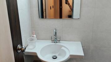 Departamento de lujo | Baño | Regadera, toallas, jabón, shampoo