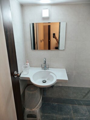 Departamento de lujo | Baño | Regadera, toallas, jabón, shampoo 