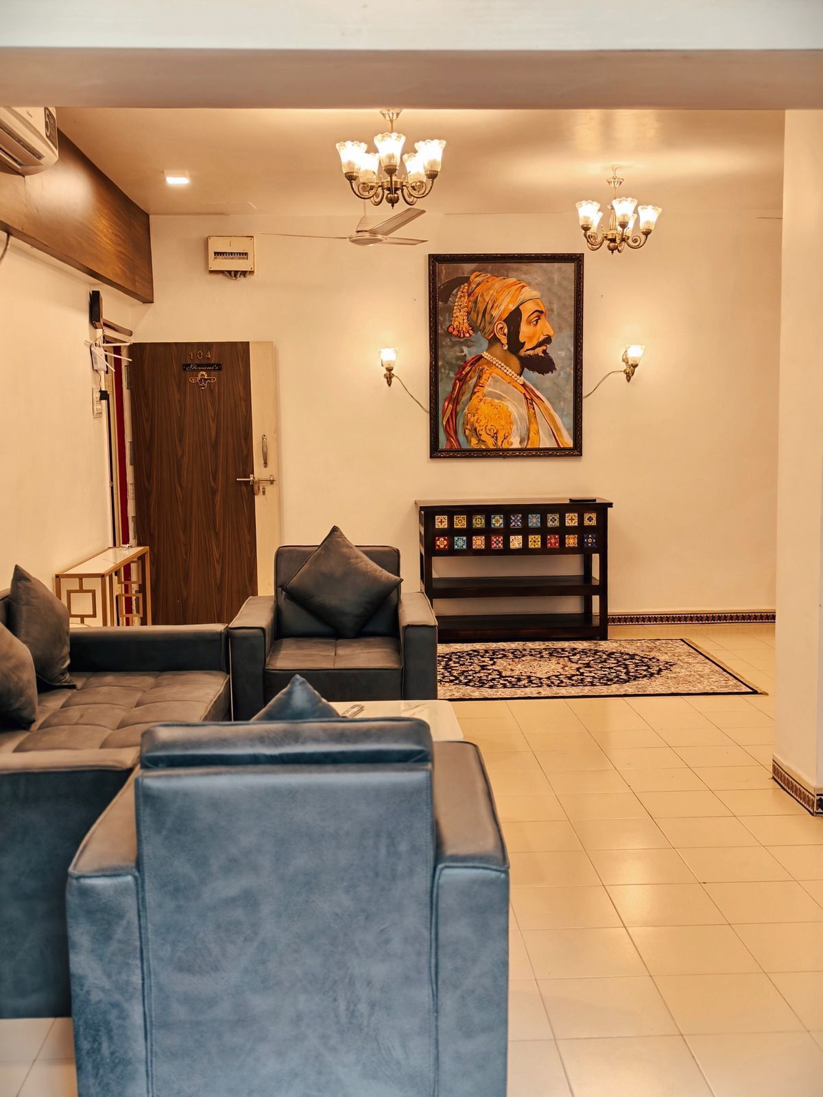 Luxury-Apartment | Wohnbereich | 32-Zoll-Flachbildfernseher mit Kabelempfang