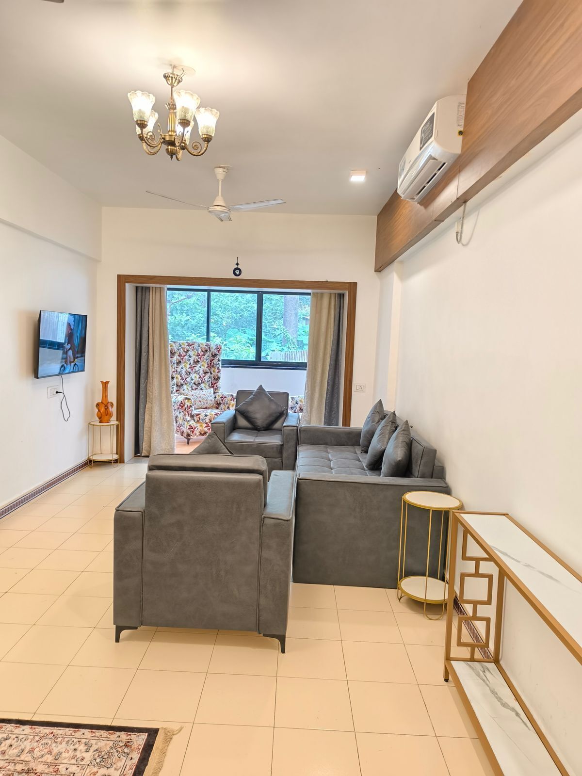 Een 32-inch flatscreentelevisie met kabelzenders