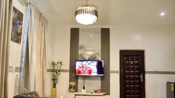 Studio, 1 Bedroom, Smoking, Balcony | Living room